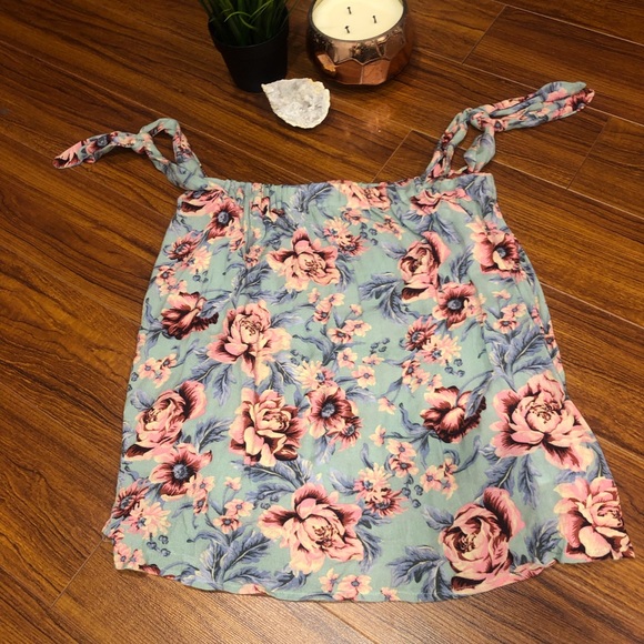 ✨2/$30✨ AMERICAN EAGLE OFF THE SHOULDER CROP TOP✨ - Picture 2 of 3